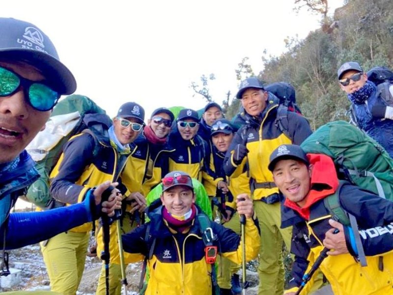 Teamleiter Gelje Sherpa (vorne rechts mit der roten Kapuze) ist mit den anderen Mitgliedern seines Teams auf dem Weg zum Basislager des Mount Cho Oyu im Himalaya. Die Gruppe von Sherpa-Bergsteigern hofft, eine neue Route auf den Achttausender zu finden, die für kommerzielles Klettern nutzbar gemacht werden kann. Der tibetische Name des Berges Cho Oyu bedeutet "Göttin des Türkis". Diese Bergführer wollen einen neuen Weg auf einen der höchsten Berge der Welt finden. Foto: Lakpadendi Sherpa/-/dpa