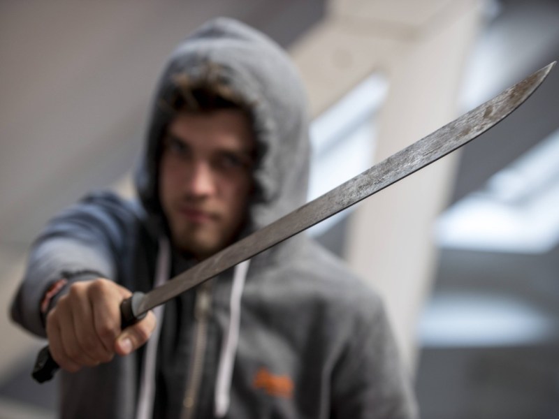 In Duisburg ist ein Mann mit einer Machete bedroht worden. (Symbolbild)
