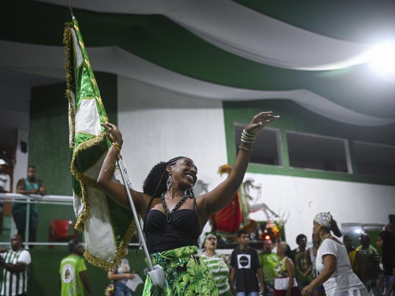 Fahnenträgerin Maura Luiza strahlt während der Probe der Sambaschule Império Serrano für den Karnevalsumzug von Rio de Janeiro. Nach dem Corona-bedingten Ausfall stehen in Rio wieder die weltberühmten Umzüge im Sambodrom an. (zu dpa-Korr «Die Rückkehr der Freude: Rio de Janeiro feiert wieder Karneval») Foto: Andre Borges/dpa