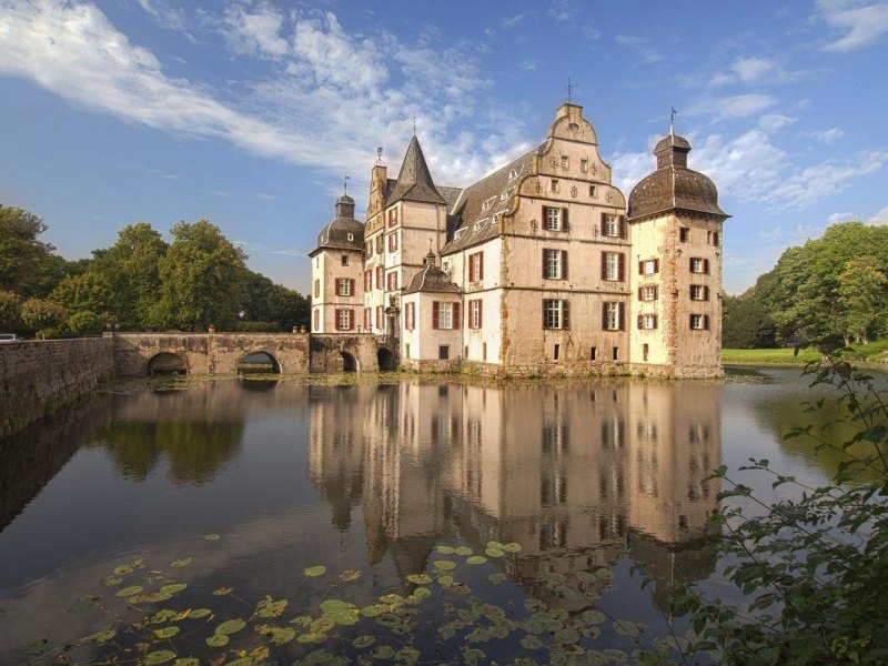 Schloss Bodelschwingh in Dortmund ist ein alter Adlerssitz im Stil der Renaissancezeit.