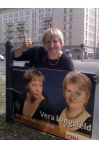 Lengsfeld mit dem umstrittenen Plakat, Vera Lengsfeld hat mit ihrem Plakat die Blicke auf sich gezogen. Foto: Imago