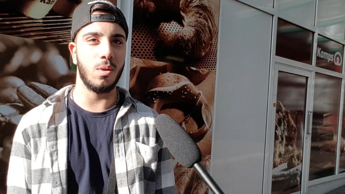 Ender (18) aus Gelsenkirchen, Auch der ältere Herr sorgt sich nicht wegen des Wahlergebnisses, Deniz (25) aus Gelsenkirchen, Mika (18) fühlt sich trotzdem wohl in Gelsenkirchen