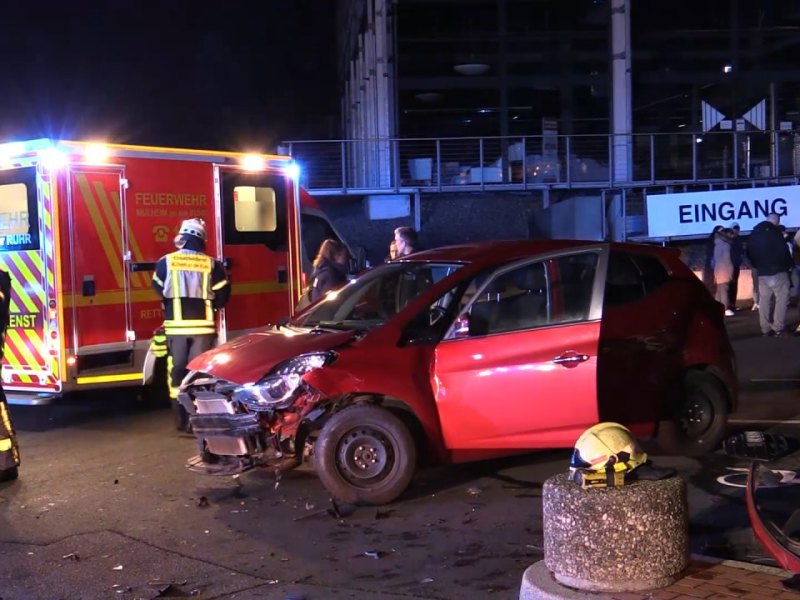 20211211_Schwerer_Verkehrsunfall_Verdacht_Autorennen_Muelheim (5).jpg