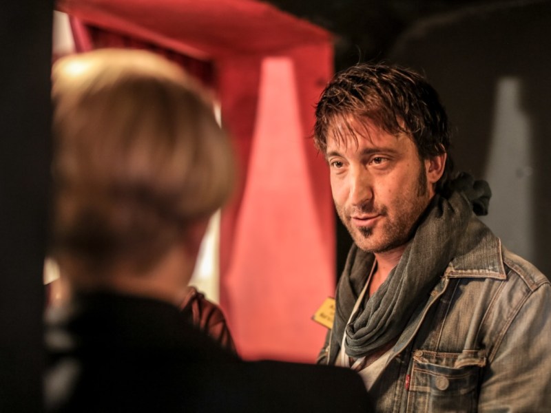 Halil Özet arbeitete schon in New York und Köln. Doch den Geschäftsführer des Medienbunkers zog es zurück in seine Heimat. Der Filmemacher kämpft mit Image-Kampagnen, wie „Made in Marxloh“ für das Selbstbewusstsein und den Zusammenhalt der Marxloher., Seit 17 Jahren arbeitet Edeltraud Klabuhn für die Entwicklungsgesellschaft Duisburg (EG DU). In den letzten Jahren ist sie als Stadtteil-Managerin für ihre Heimat Marxloh zuständig., Lena Wiewell ist Leiterin des sozialen Projekts „Tausche Bildung für Wohnen.“ Das Prinzip des Vereins: Junge Erwachsene geben ihre Schulbildung an Kinder weiter. Für die Nachhilfe können sie umsonst in Marxloh wohnen. Über ihre Arbeit steht sie in Kontakt zu vielen Familien, die in prekären Verhältnissen leben., Bei der Landtagswahl am 14.Mai 2017 gingen 16 Prozent der Marxloher Stimmen an die AfD. Die SPD verlor fast neun Prozent, blieb aber mit 41,84 Prozent stärkste Kraft. Frank Börner (re. neben Duisburgs Oberbürgermeister Sören Link) zieht als SPD-Direktkandidat stellvertretend für den Duisburger Norden in den Landtag., Volker Eichener ist Professor für Politikwissenschaft und beschäftigt sich insbesondere mit Sozialpolitik. Zusammen mit seinen Studenten hat der Herner verschiedene Problemquartiere im Ruhrgebiet untersucht. Dazu gehört auch Marxloh.