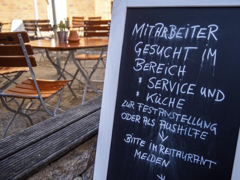 Auf einer Tafel vor einem Restaurant wird nach Mitarbeitern für den Service- und Küchenbereich gesucht. Mit dem geplanten Wegfall vieler Corona-Einschränkungen droht bei mehreren Dienstleistern ein Personalmangel. (zu dpa: Dienstleister rechnen nach Corona-Lockerungen mit Personalengpässen) Foto: Jens Büttner/dpa