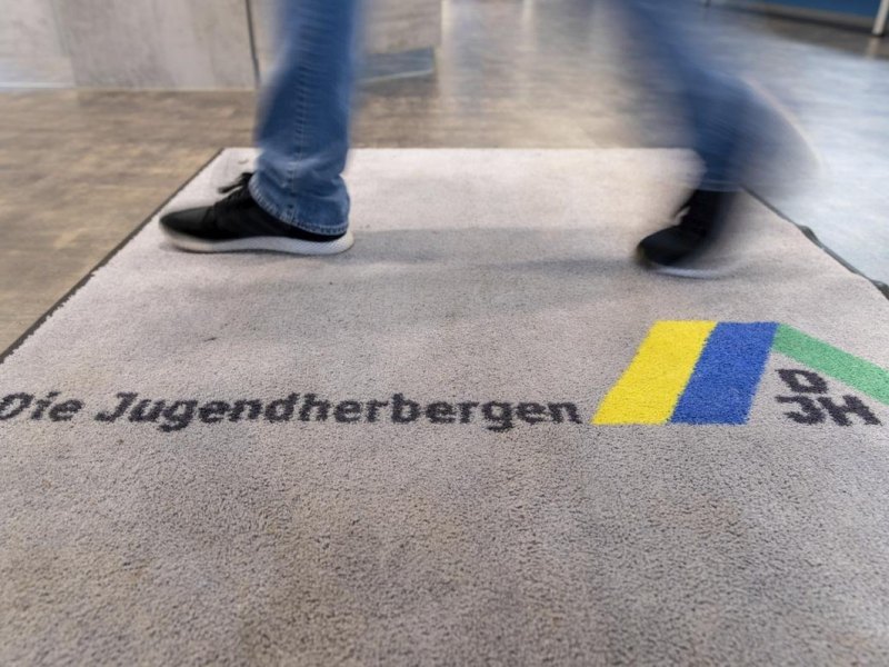 Blick auf den Teppich am Eingang einer Jugendherberge. (zu dpa: «Noch Betten frei: Jugendherbergen im Norden freuen sich über Neustart») Foto: Friso Gentsch/dpa