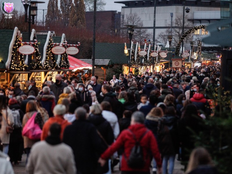 Centro Oberhausen: Der Weihnachtsmarkt war am Wochenende vor Inkrafttreten der 2G-Regelung sehr gut besucht., Centro Oberhausen: Die Regeln für den Weihnachtsmarkt wurden verschärft.