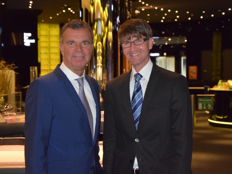 Casino-Direktor Jochen Braun und Saalchef Massimo Palmaccio begrüßen Gäste in der Spielbank Duisburg.