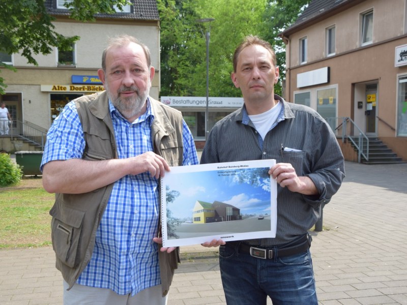 Wolfgang Gebhard und Bernd Piplack zeigen eine Konzept für einen Supermarkt in Bissingheim., Auf dem Gelände des alten Bahnhofs soll nach Ansicht des Bürgervereins ein Supermarkt entstehen.