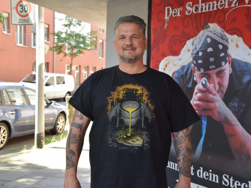 Stefan Schmidt (44) liebt Duisburg und das zeigt er auch mit seinen Tattoos., Stefan hat sogar die Salvatorkirche, die Five Boats und die Schimmi-Gasse unter der Haut.