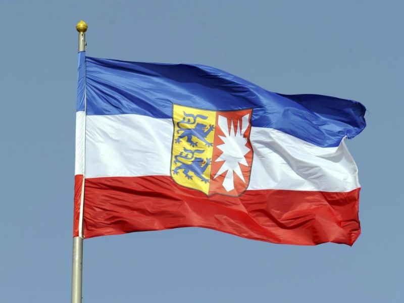 Die Landesfahne von Schleswig-Holstein weht über dem Landtagsgebäude in Kiel. Das Parlament wird am 8. Mai 2022 neu gewählt (zu dpa «Im Norden nach Landtagswahl viele Koalitionen möglich»). Foto: picture alliance / dpa