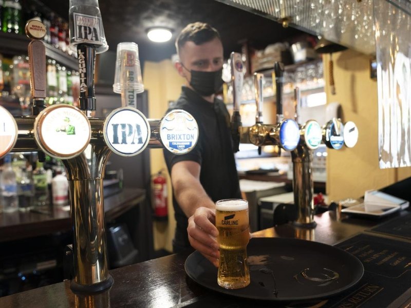Ein Mitarbeiter eines Pubs serviert ein Bier. Trotz weitreichender Lockerungen von Corona-Regeln haben britische Pubs erneut deutlich weniger Bier verkauft als vor der Pandemie. (zu dpa «Britische Pubs verkaufen deutlich weniger Bier als vor der Pandemie») Foto: Jon Super/AP/dpa