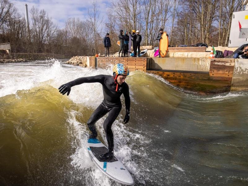 Etwa drei Millionen Euro hat das Projekt des des gemeinnützige Vereins Nürnberger Dauerwelle e. V. gekostet. Die acht Meter breite Welle entsteht durch eine Wellenanlage in einem Kanal parallel zur Pegnitz.
