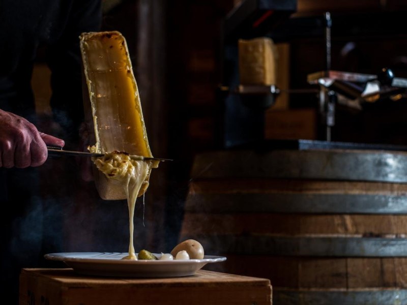 Hat lange Tradition: das Schweizer Raclette. Foto: Puzzle Media/Saastal Tourismus AG/dpa