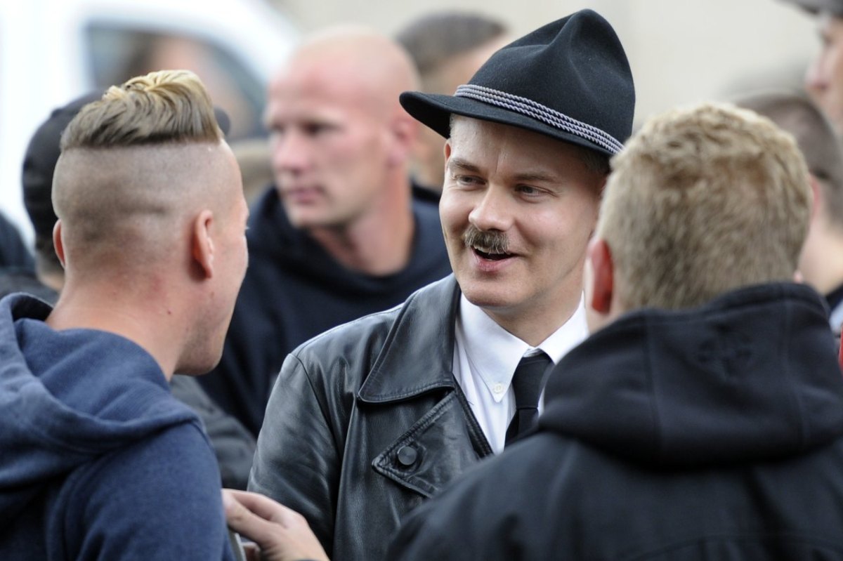 Hitlerbaertchen Essen Hauptbahnhof.jpg