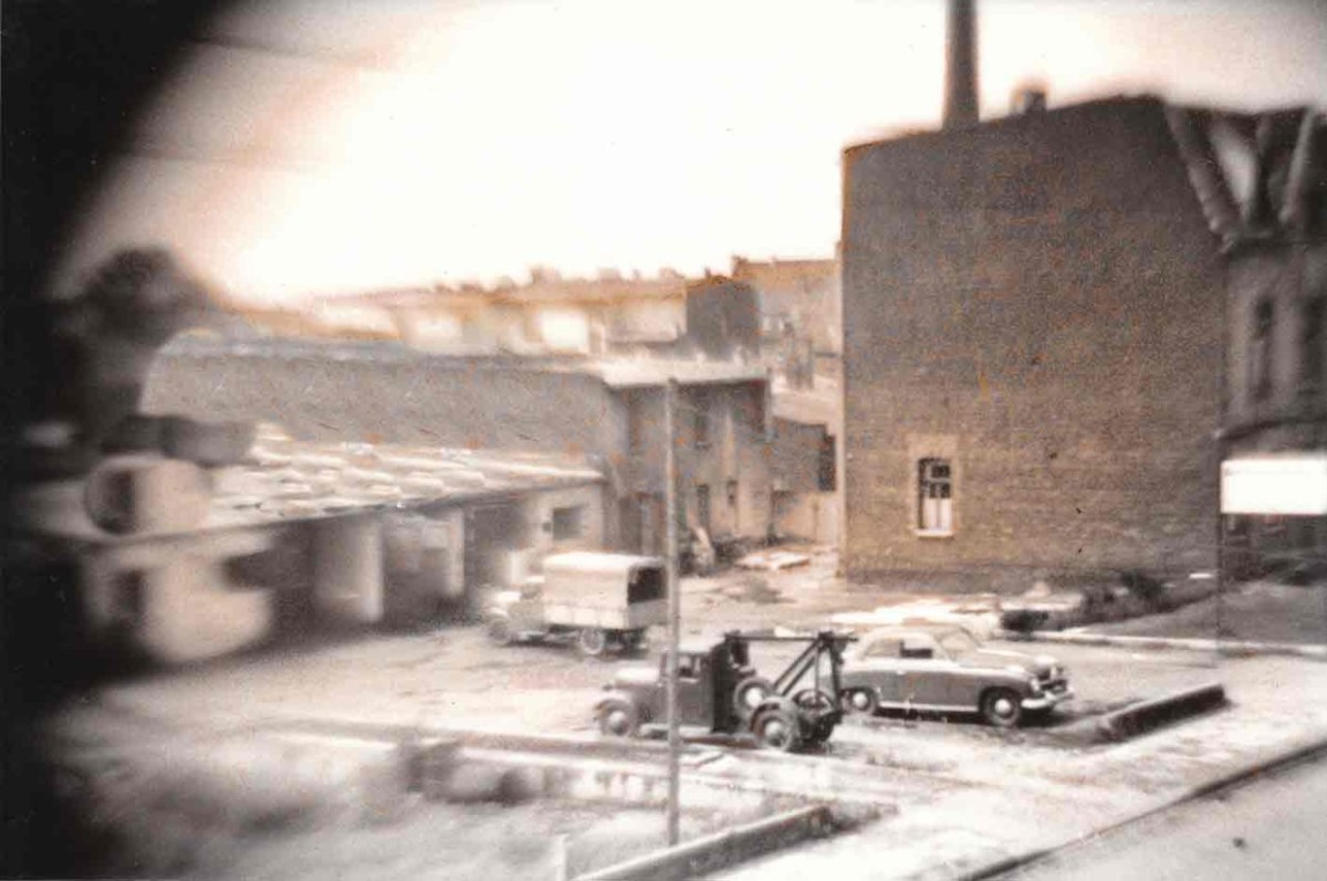 Die Anfänge im Jahre 1951 waren noch bescheiden. Foto: Hüwels, Heute hat das Team von Hüwels gut lachen. Foto: Hüwels