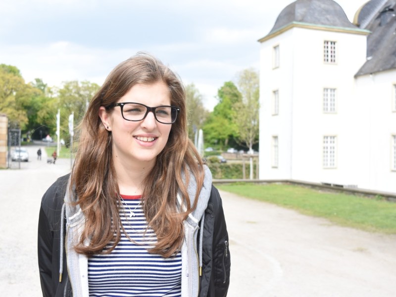 Klara Horst (16) vor Schloss Borbeck: Sie nimmt bereits am Projekt 