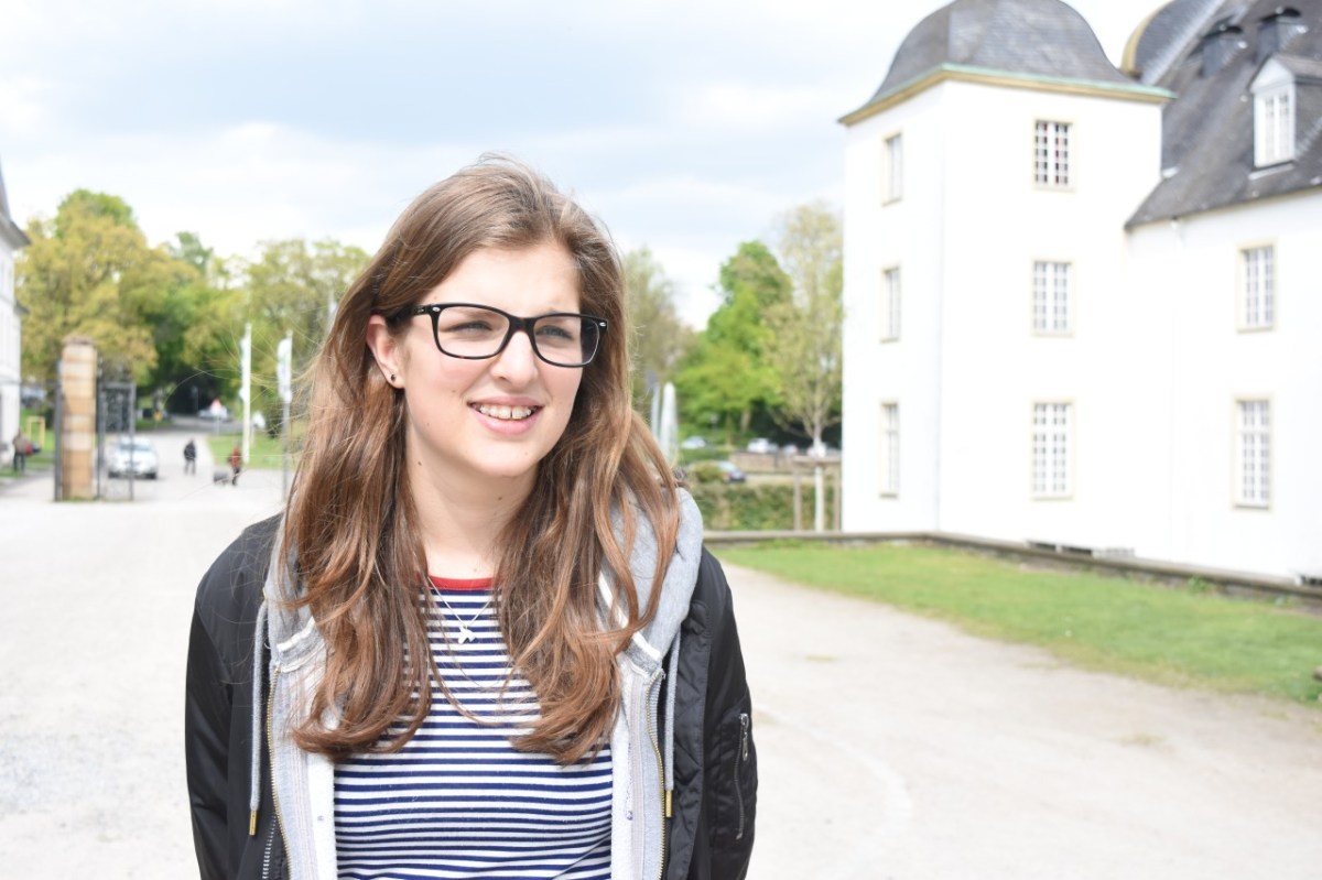 Klara Horst (16) vor Schloss Borbeck: Sie nimmt bereits am Projekt 