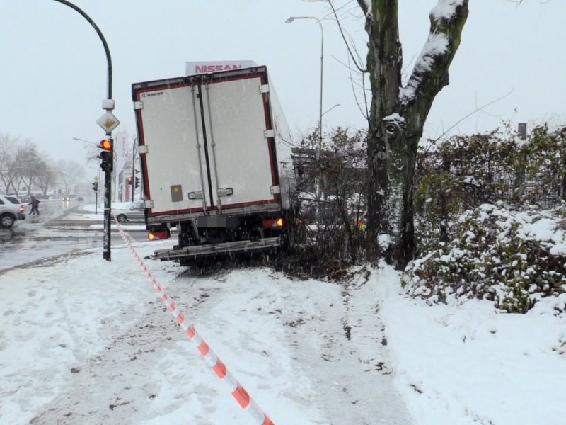 Laster_Unfall_Glaette_Schnee_Essen_ANC-NEWS (1).jpg