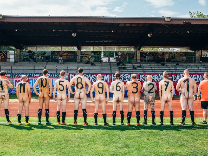 Nackt-Fußball Duisburg.jpg
