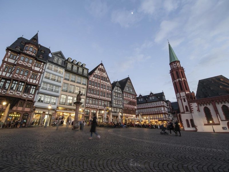 Nur wenige Menschen flanieren am Abend über den Römerberg. Der sonst bei Touristen und Einheimischen überaus beliebte Platz mitten in den Innenstadt ist seit Beginn der Pandemie deutlich weniger besucht. Auch die Hotels in Hessen klagen über einen massiven Rückgang der Buchungen. (zu dpa ·Gastgewerbe fühlt sich abgehängt - nur langsame Erholung erwartet· vom 11.02.2022·) Foto: Boris Roessler/dpa