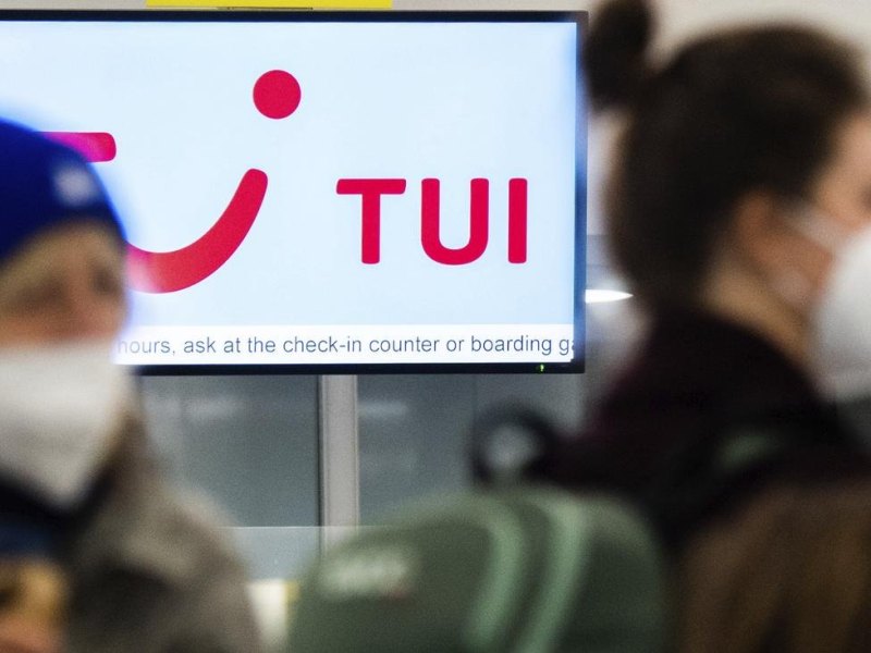 Passagiere stehen am Flughafen am Check-Inn für einen Tuifly Flug. Das Unternehmen bilanziert am 08.02.2022 den Start des erneut coronageplagten Winter-Reisegeschäfts 2021/2022 und ruft seine Aktionäre zusammen. Nach einer schrittweisen Erholung im vergangenen Jahr hatte die anlaufende Omikron-Welle zuletzt auch für den weltgrößten Touristikkonzern weitere Risiken gebracht. (zu dpa "Tui nennt Zahlen zum Auftaktquartal und versammelt Anteilseigner") Foto: Julian Stratenschulte/dpa