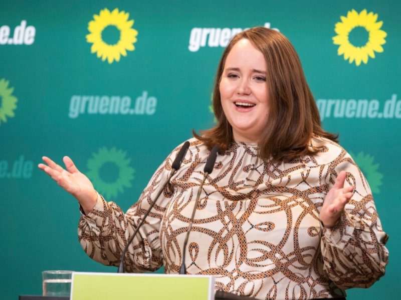 Die Bundesvorsitzende der Grünen (Ricarda Lang) bei einer Pressekonferenz.
