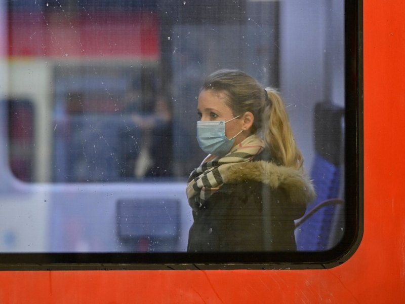 S Bahn Essen Frau neu