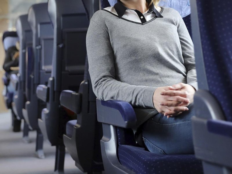 Wer lange sitzt, sollte sich ab und zu bewegen. Foto: Mascha Brichta/dpa