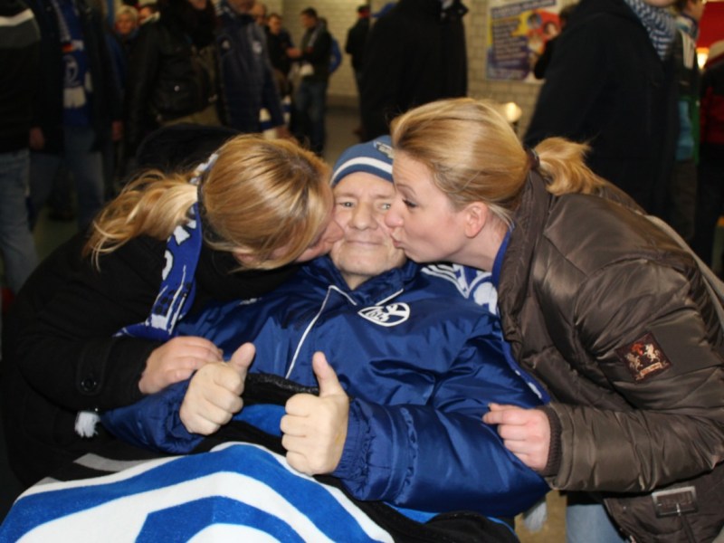 Ein sterbenskranker Vater besucht mit seinen Töchtern ein Schalke-Spiel., Ob eine Fahrt stattfindet, entscheidet immer der Arzt. Bei dieser Brustkrebs-Erkrankten gab er sein Ok. Am Strand blühte sie vollkommen auf., Ein Lachen. Ein Foto. Ein unvergesslicher Tag am Meer. Kurz darauf stirbt die Frau.