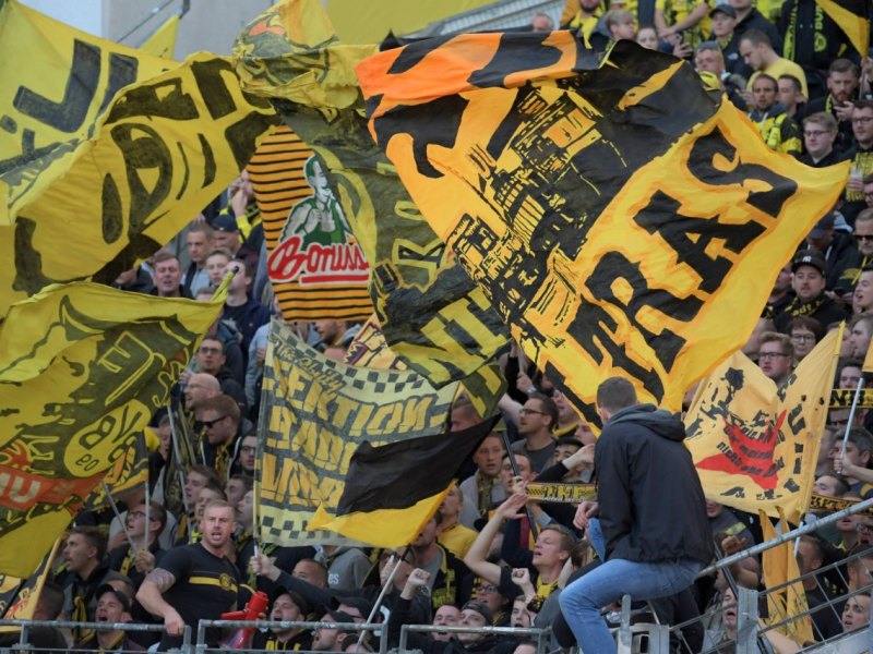 bvb-borussia-dortmund-fans