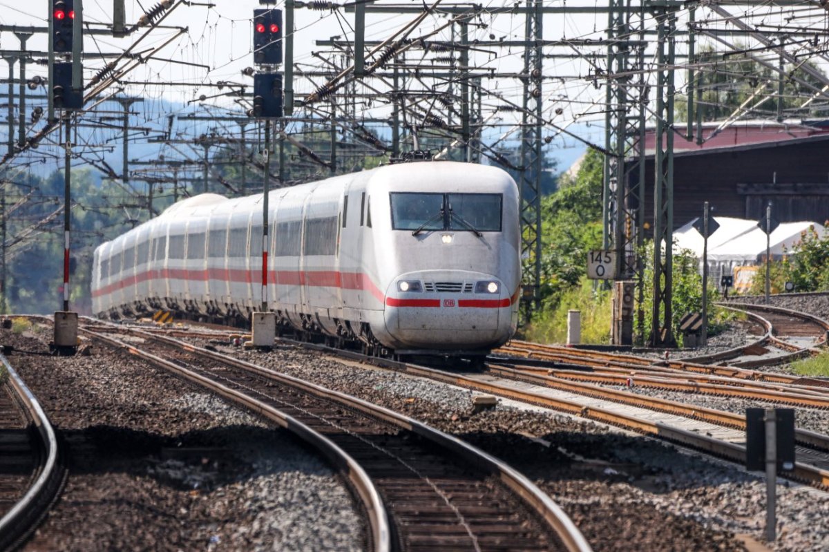 deutsche bahn zug.jpg