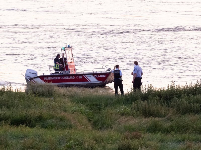 duisburg einsatzkräfte rhein.jpg