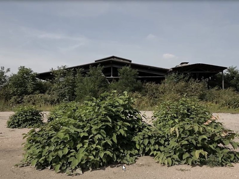 So sieht der alte Güterbahnhof momentan aus., Die Bar hängt an einem Container-Kran., Die Gebäude sollen sich in die Geschichte der Region einfügen., Das alte Gebäude soll erhalten bleiben.
