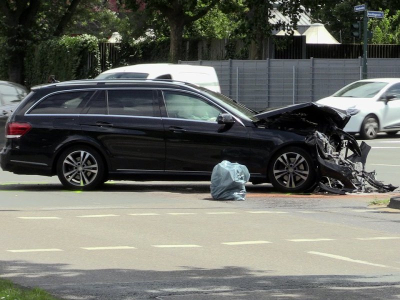 unfall-essen-karolingerstraße-streifenwagen-schwarzer-kombi.jpg