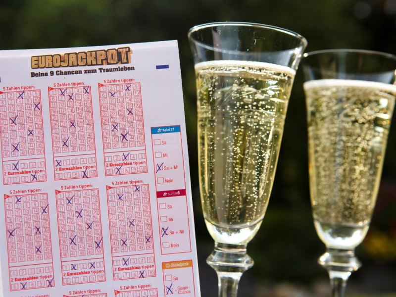 210531Eurojackpot-Gewinn_Sektgläser_Foto_MuensterView.jpg
