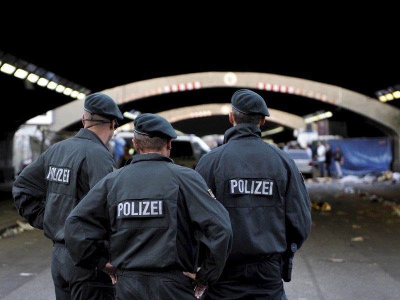 Polizisten stehen im Tunnel am Tag der Katastrophe., Der Platz der Katastrophe., Eine junge Frau trauert im Tunnel nach der Katastrophe.