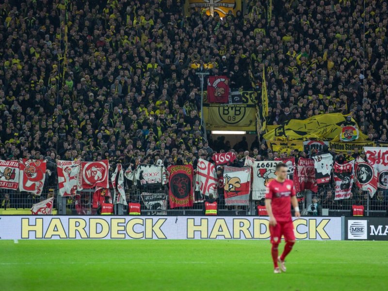 BVB Ultras Fahnen Stuttgart imago5465h.jpg