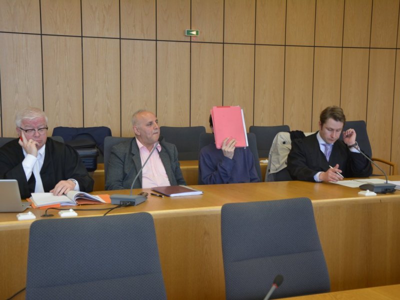 Bochum: Uni-Vergewaltiger mit beiden Anwälten.JPG