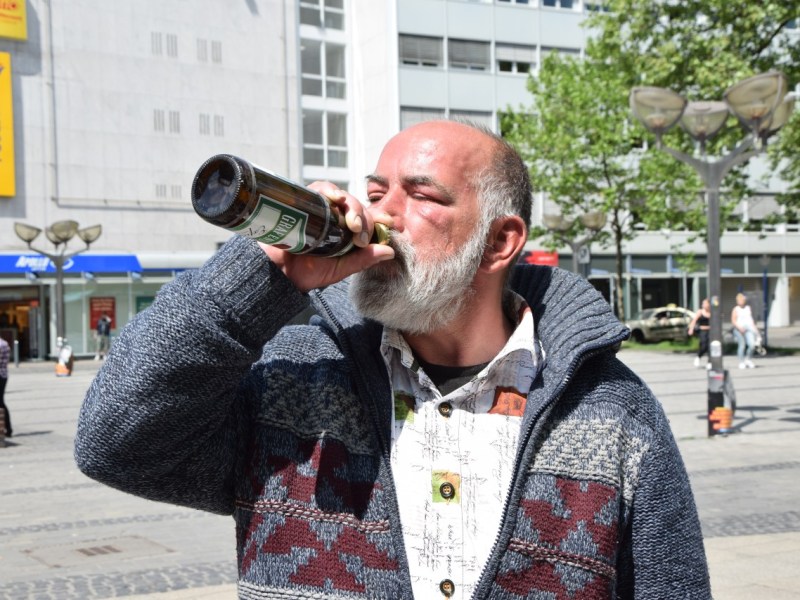 Alex will weiterhin in der Innenstadt am Kuhtor trinken., Auch die Polizei spricht mit den Obdachlosen in der Innenstadt. Links stehen Mücke und Alex., Mücke und Alex leben in einer Kommune aus Zelten. Tagsüber treffen sie sich in der Innenstadt.