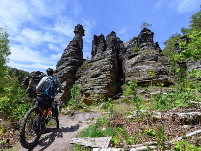 Die Sächsische Schweiz ist berühmt für ihre faszinierenden Felsformationen. Zu ihnen gehören nicht nur die Herkulessäulen (im Bild), sondern auch der Zirkelstein.
