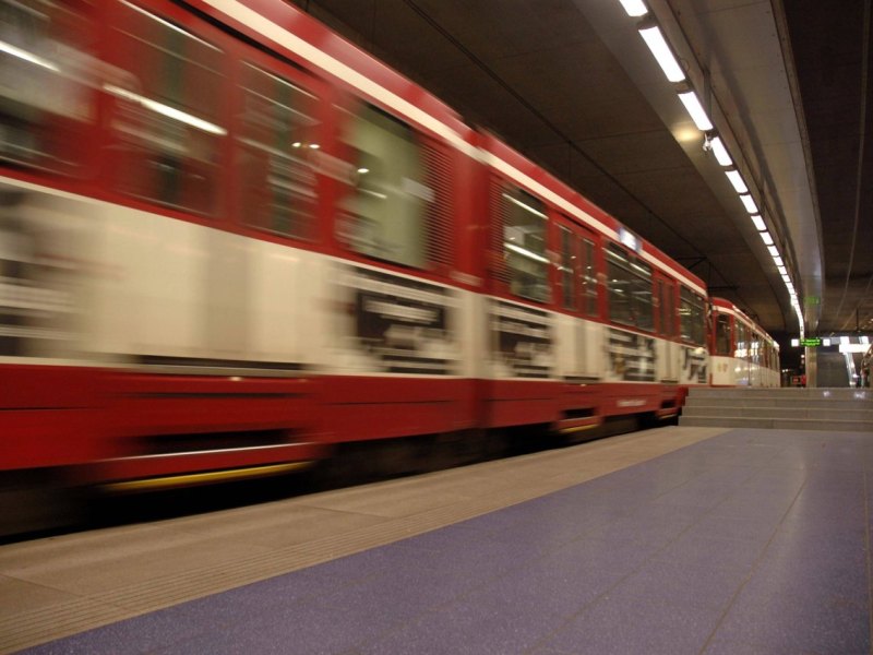Duisburg: Üble Attacke in U-Bahn! Mädchen werden von Gruppe heftig angegriffen
