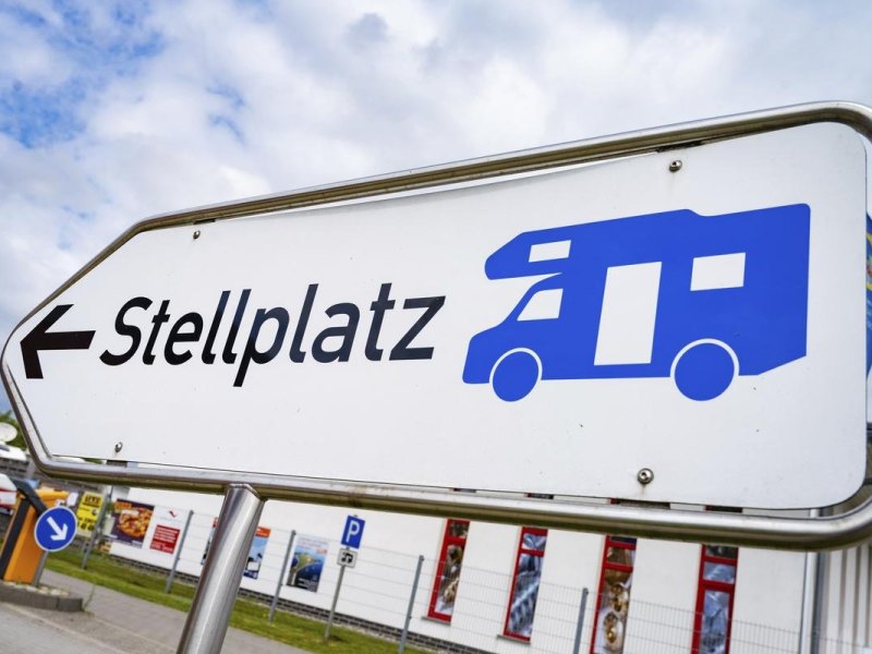 Ein Hinweisschild für Wohnmobile steht mit dem Schriftzug ·Stellplatz· an einem Wohnmobilcampingplatz in Stralsund.