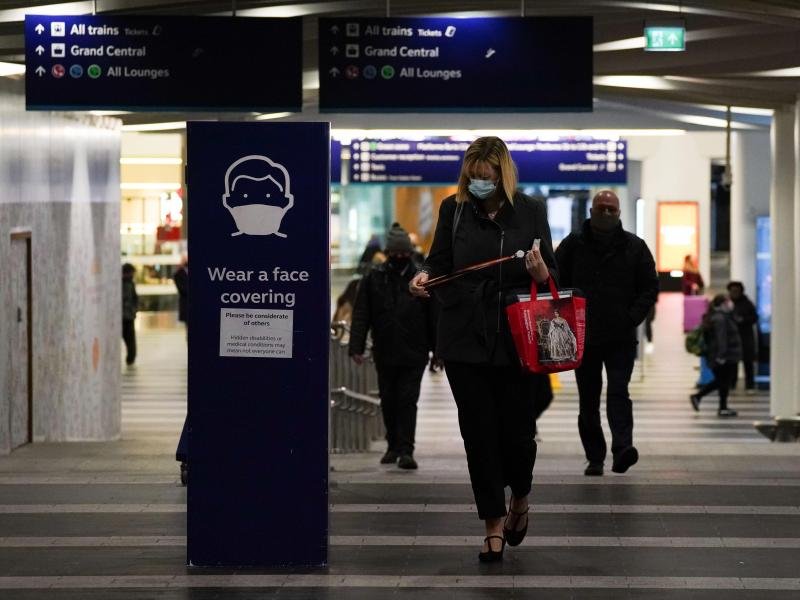 Im öffentlichen Nahverkehr war die Maskenpflicht schon kürzlich wieder in Kraft getreten. Nun gilt sie auch in Mussen, Kinos, Theatern und Kirchen.