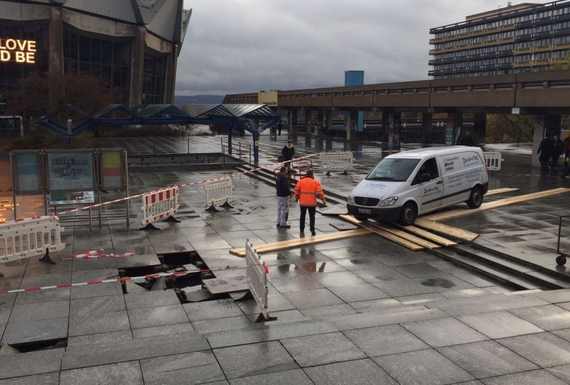 Mercedes verschluckt.jpg