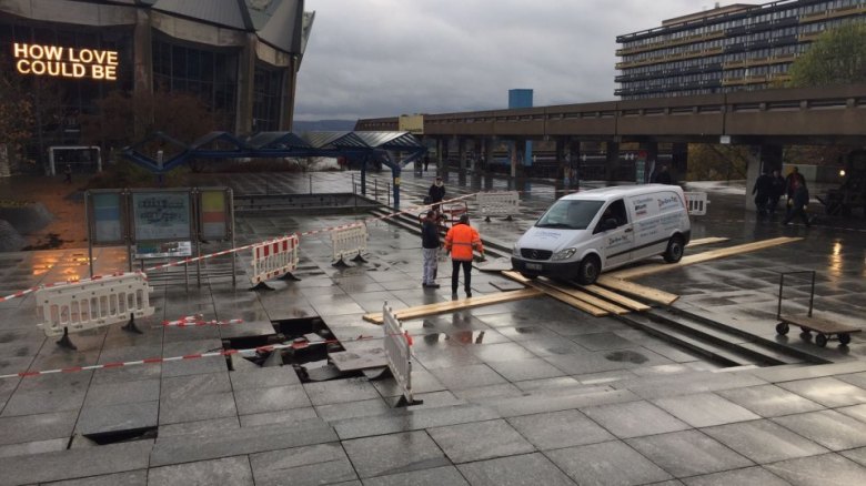 Mercedes verschluckt.jpg