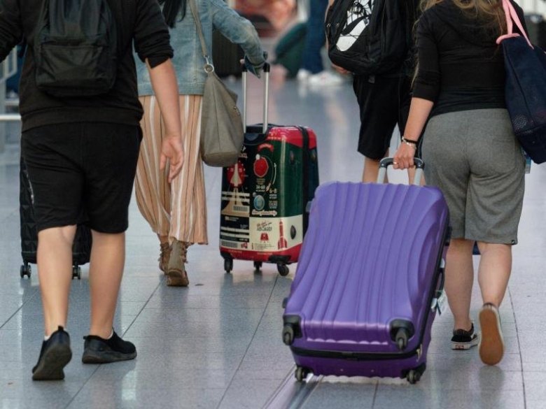Mit dem Ferienbeginn in Nordrhein-Westfalen rollt auf die Flughäfen die erste große Reisewelle des Sommers zu. Allein der Flughafen Düsseldorf rechnet am Wochenende mit über 200.000 Passagieren.