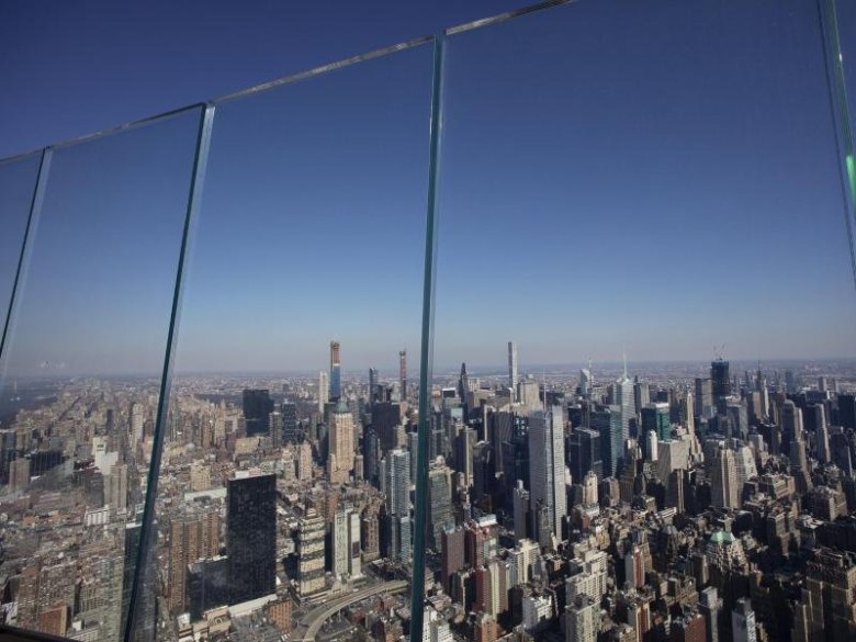 Nach einer mehrmonatigen Corona-Pause darf die New Yorker Aussichtsplattform "The Edge" nun wieder öffnen.