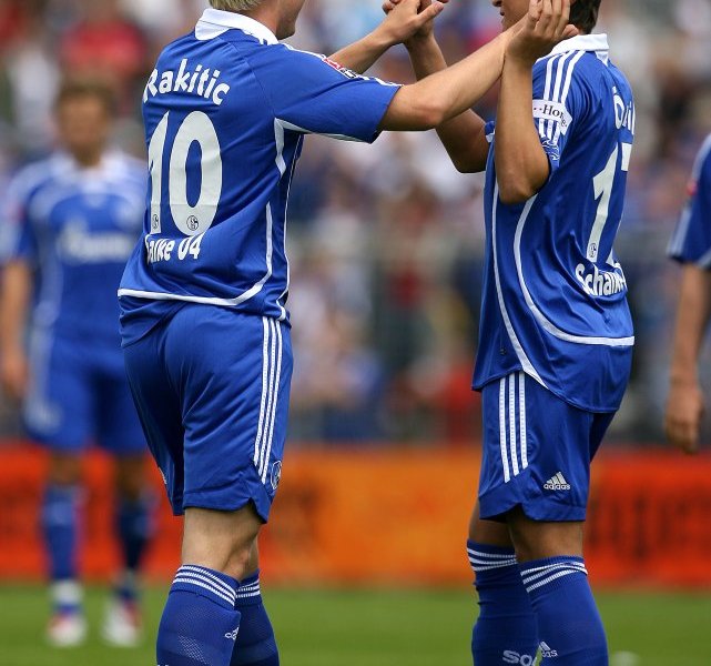 Rakitic Özil Schalke.jpg