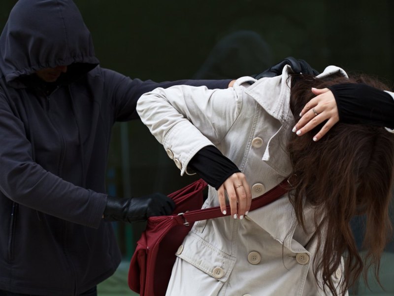 Raub_Symbolbild_Räuber_Überfall_Maske